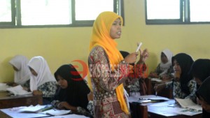 Aulia Hikmad, Salah satu tenaga SM3T yang tampak sementara mengajar Kimia di  SMA Negeri 1 Tehoru, Maluku Tengah.